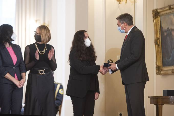 Predsednik Pahor je vroil priznanje jabolko navdiha ustanoviteljicam spletnega foruma o cepivih Science Mamas' Vaccine Forum